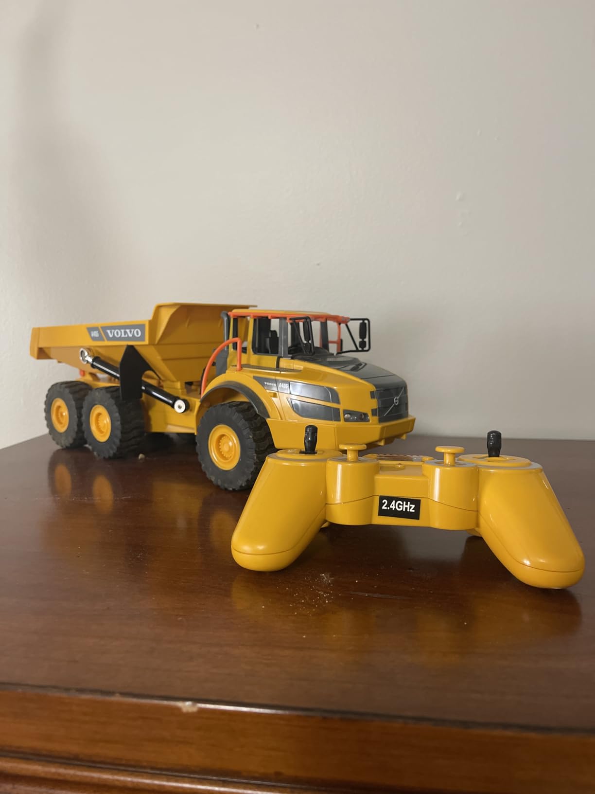 DOUBLE E Volvo RC Excavator 17 Channel 3 in 1 Construction Toys, 17 Channel Remote Control Vehicles Tractor Sandbox Toys Digger with Metal Shovel Drill Grab RC Truck for Kids Adults customer photo 2