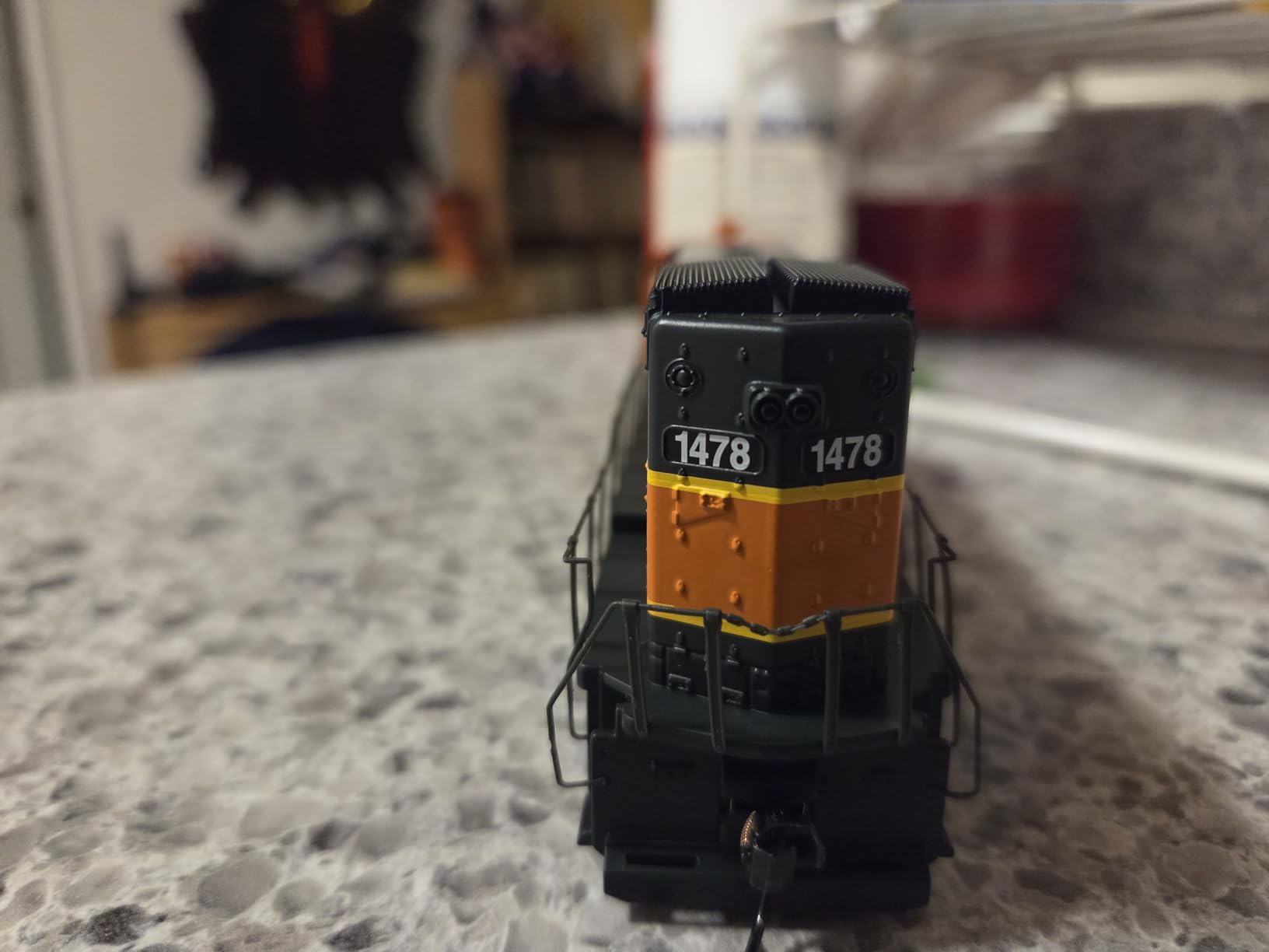 Walthers Trainline HO Scale Model EMD GP15-1 - Standard DC - Canadian Pacific customer photo 3