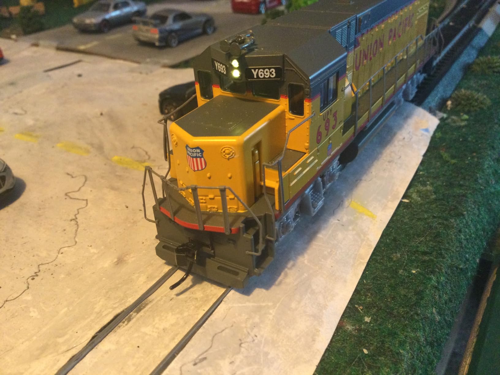 Walthers Trainline HO Scale Model EMD GP15-1 - Standard DC - Canadian Pacific (Red, White) customer photo 5