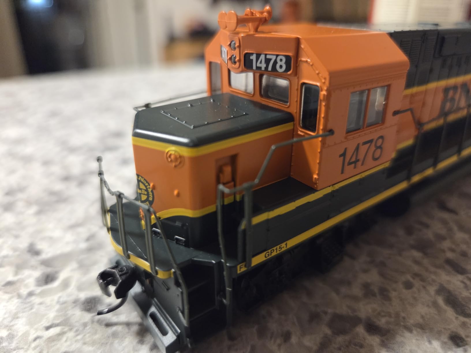 Walthers Trainline EMD GP15-1-Standard DC-Union Pacific (Yellow, Gray, Red) - HO Scale customer photo 2