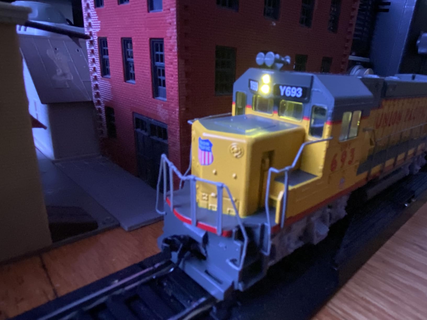 Walthers Trainline EMD GP15-1 Standard DC - Union Pacific (Yellow, Gray, Red) HO Scale Model Railroad Locomotive customer photo 4