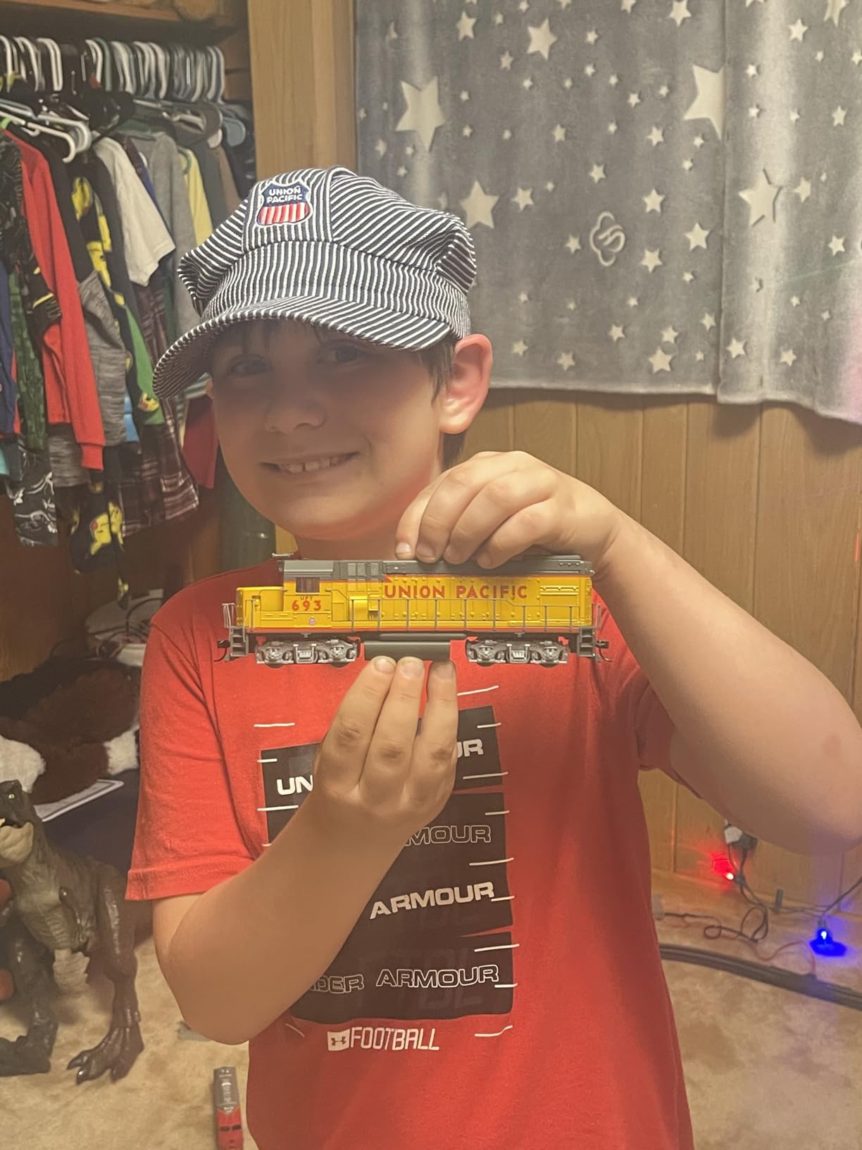 Walthers Trainline EMD GP15-1 Standard DC - Union Pacific (Yellow, Gray, Red) HO Scale Model Railroad Locomotive customer photo 5
