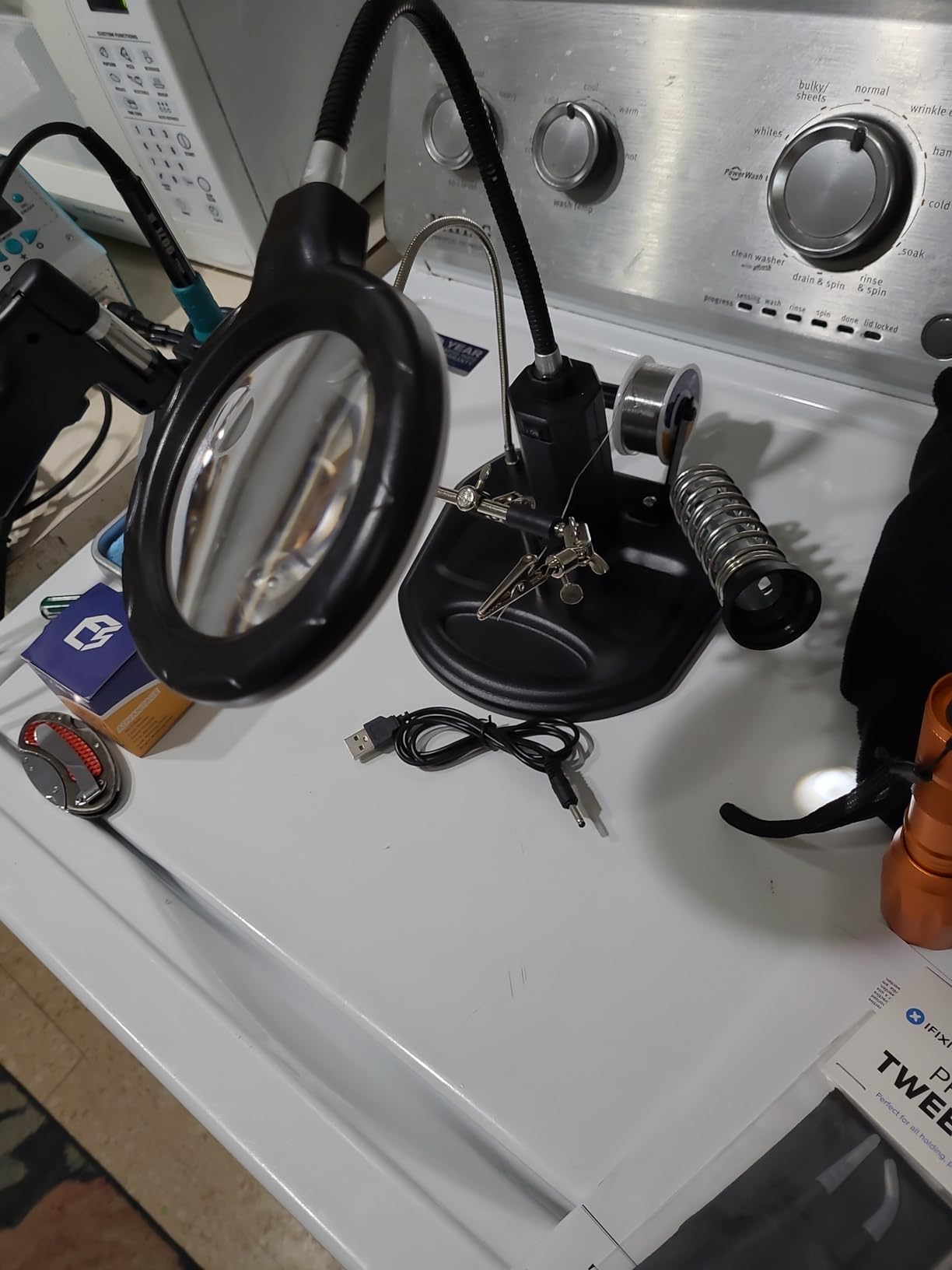 MMOBIEL LED Light Helping Hand Magnifier Station for Soldering, Assembly, Repair, Modeling, Hobbies and Crafts - 2.5X /4X LED Light - Hands-Free Magnifying Glass Stand - Incl. Clamp and Alligator Clips customer photo 1