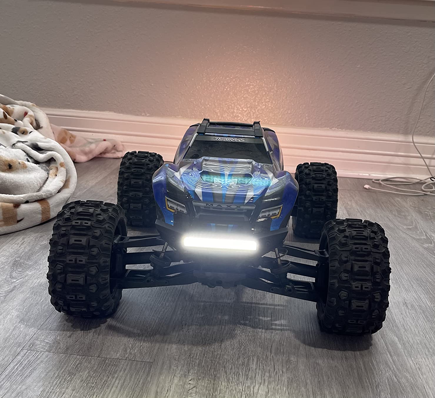 Traxxas 8990 Complete Waterproof LED Light Bar Kit with App Controlled Functions and Amplifier for 1/10 Scale Maxx RC Monster Trucks customer photo 1