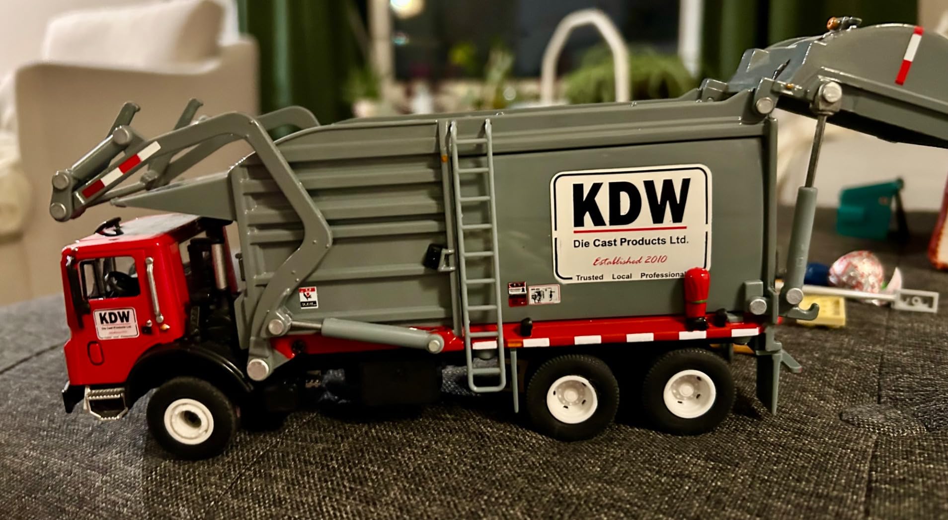 GoolRC Garbage Carrier Truck, 1:24 Alloy Diecast Barreled Waste Material Transporter Vehicle Model customer photo 1