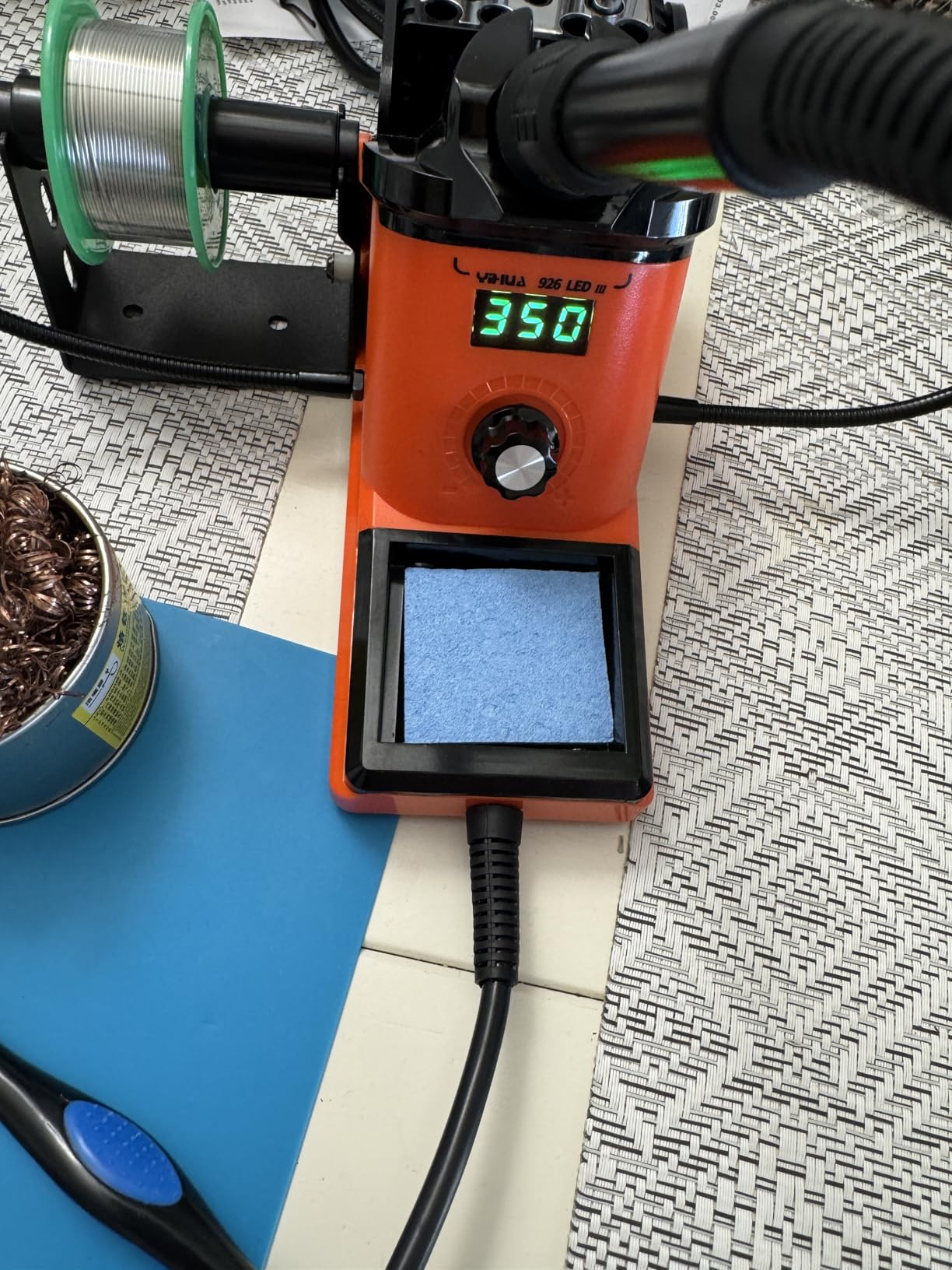 YIHUA 926 III 60W LED Display Soldering Iron Station Kit with 2 Helping Hands, 6 Extra Tips, Lead-Free Solder customer photo 1