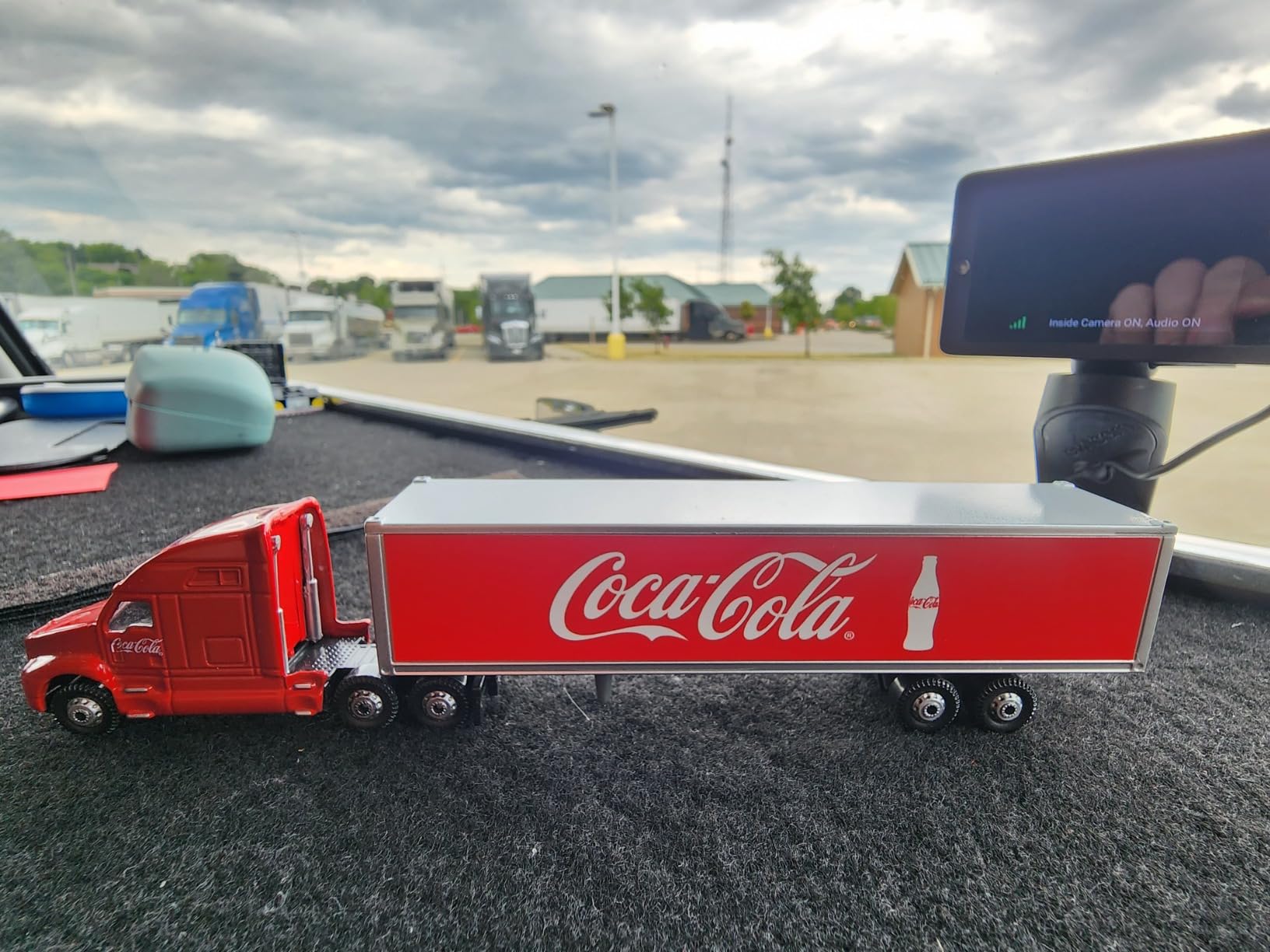 Motor city classics Coca-Cola Diecast Collectible | Long Hauler | 1:87 Diecast Scale Model 487010 | Officially Licensed Coca-Cola Diecast customer photo 1