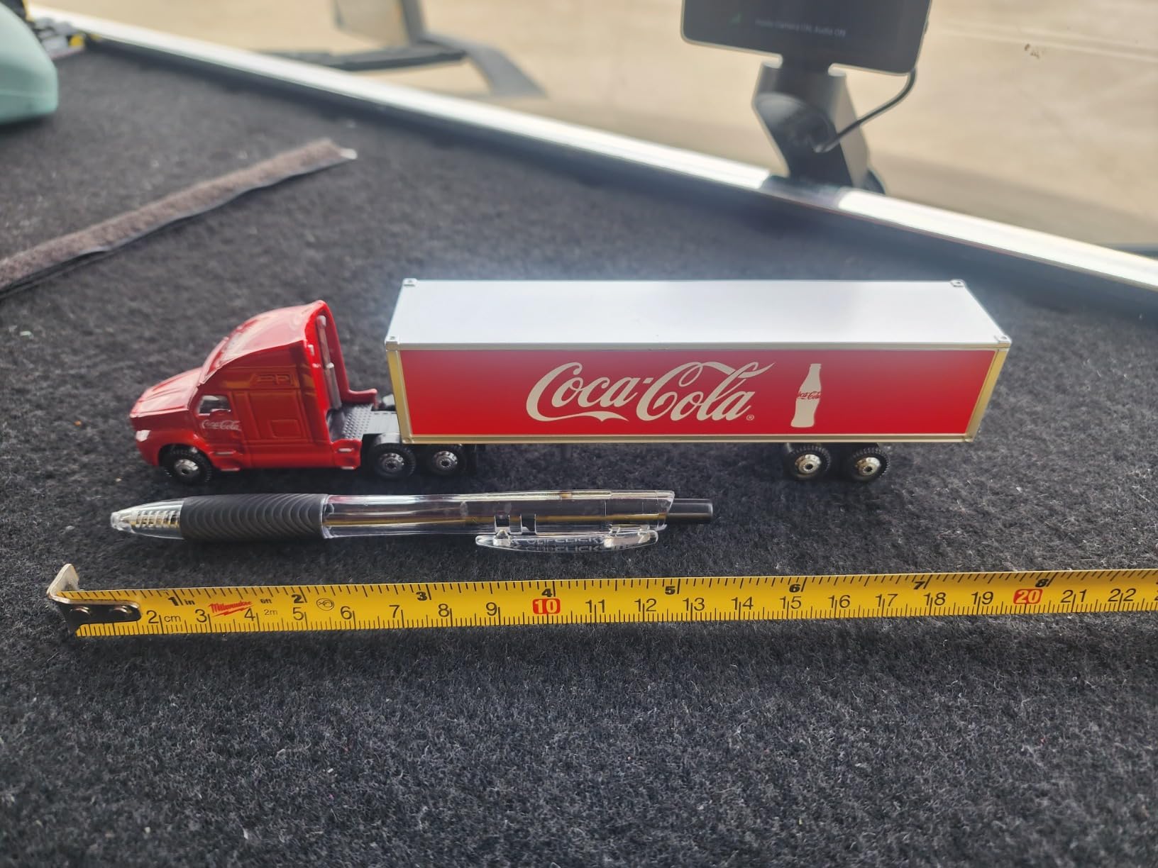 Motor city classics Coca-Cola Diecast Collectible | Long Hauler | 1:87 Diecast Scale Model 487010 | Officially Licensed Coca-Cola Diecast customer photo 2