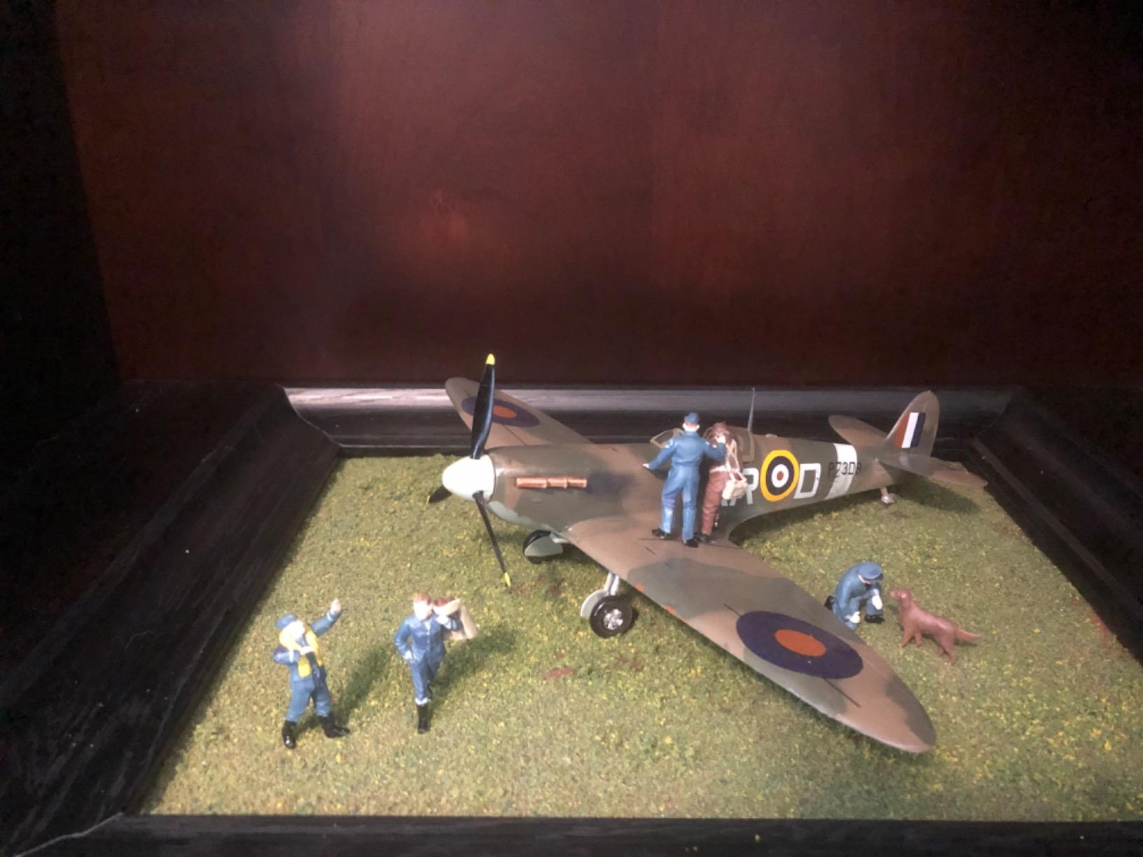ICM 48081 - Plastic Military Aircraft Crew Figure Model Kit RAF Pilots and Ground Personnel (1939-1945) (7 Figures - 3 Pilots, 3 Mechanics, 1 Wren Member, and Dog Figure) - Scale 1:48 customer photo 2