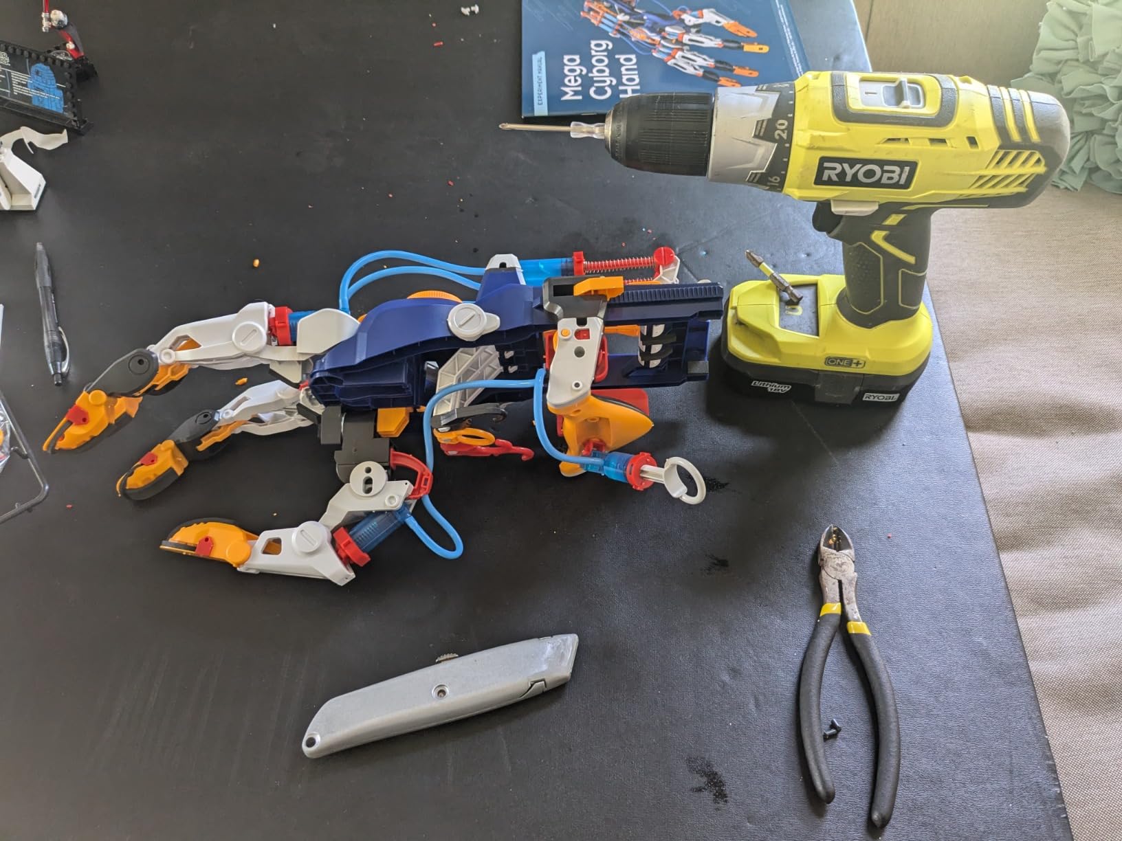 Thames & Kosmos Mega Cyborg Hand STEM Experiment Kit | Build Your Own GIANT Hydraulic Amazing Gripping Capabilities customer photo 2