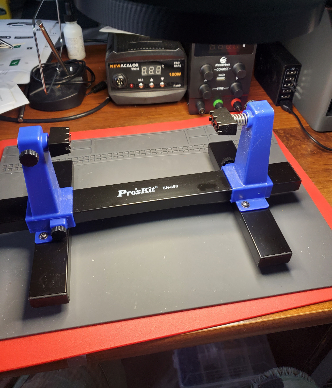 DEVMO Circuit Board Holder, Adjustable Printed Circuit Board Holder Frame PCB Soldering 360 Degree Rotation customer photo 1