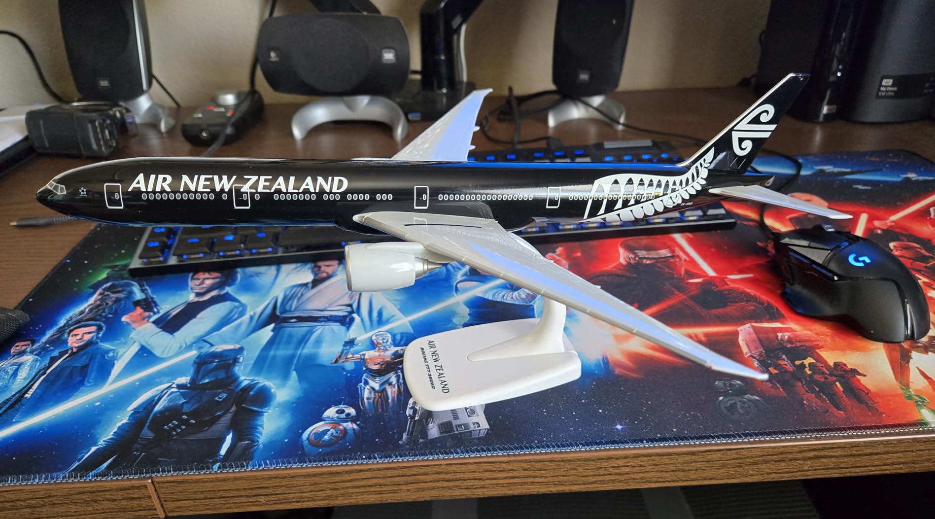 Herpa Snap-fit Airplane Model Boeing 777-300ER Air New Zealand on Scale of 1:200 customer photo 1