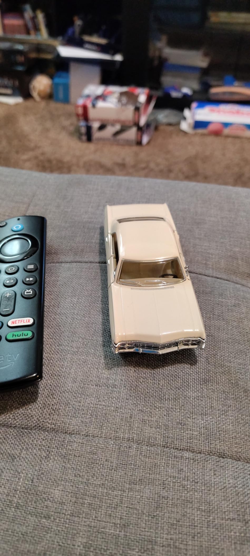 KiNSMART - 1/43 Scale Model Compatible with Chevrolet Impala 1967 (White) customer photo 1