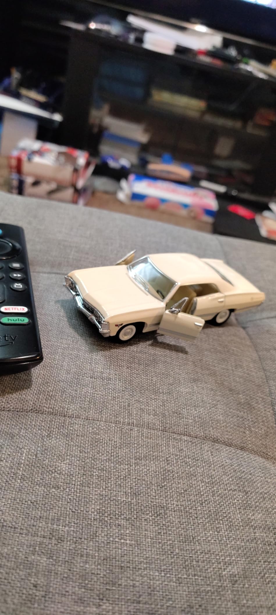KiNSMART - 1/43 Scale Model Compatible with Chevrolet Impala 1967 (White) customer photo 2