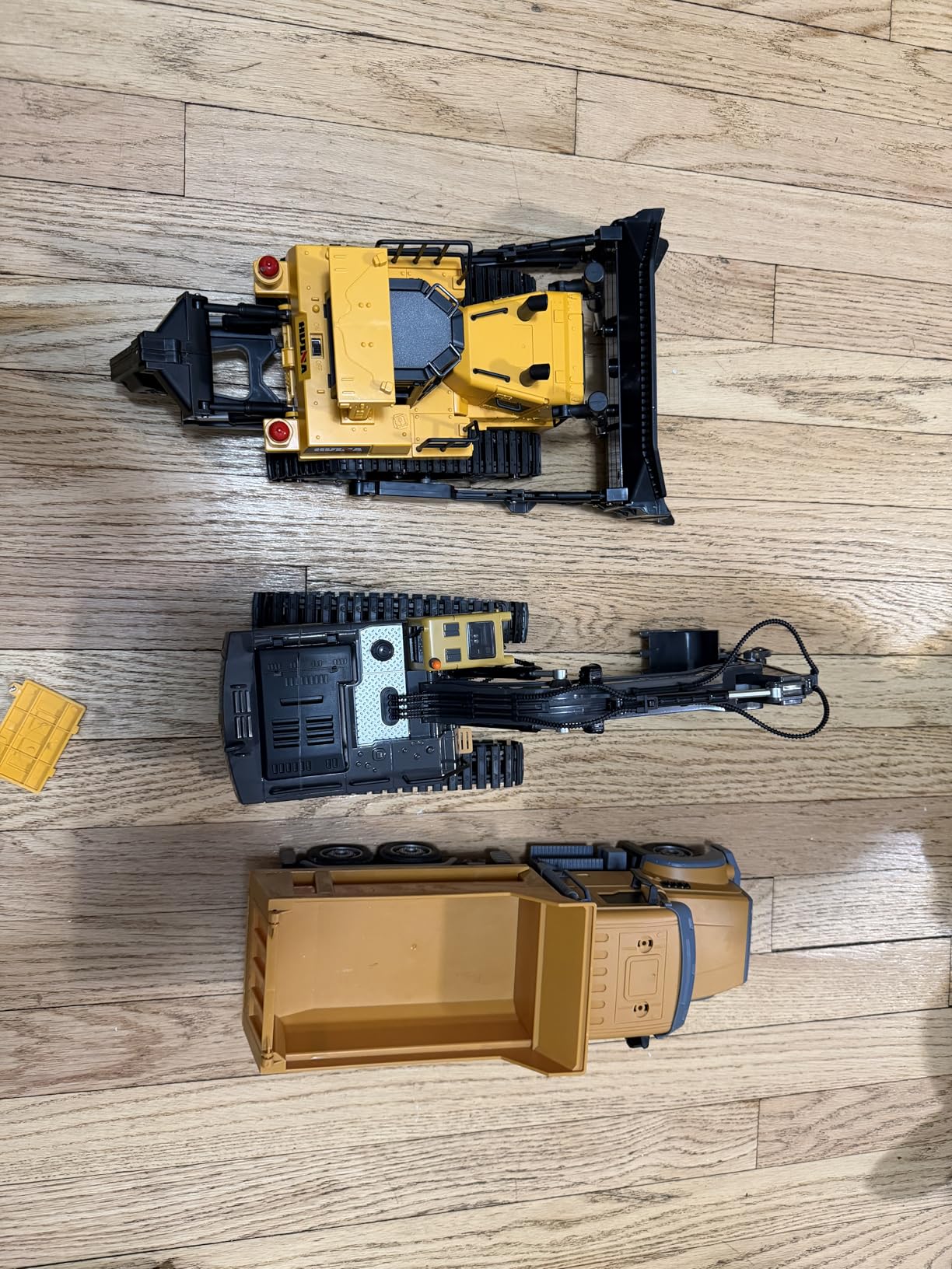 fisca Remote Control Bulldozer RC 1/16 Full Functional Construction Vehicle, 2.4Ghz 11 Channel Dozer Front Loader Toy with Light and Sound for Kids Age 6, 7, 8, 9, 10 and Up Years Old customer photo 1