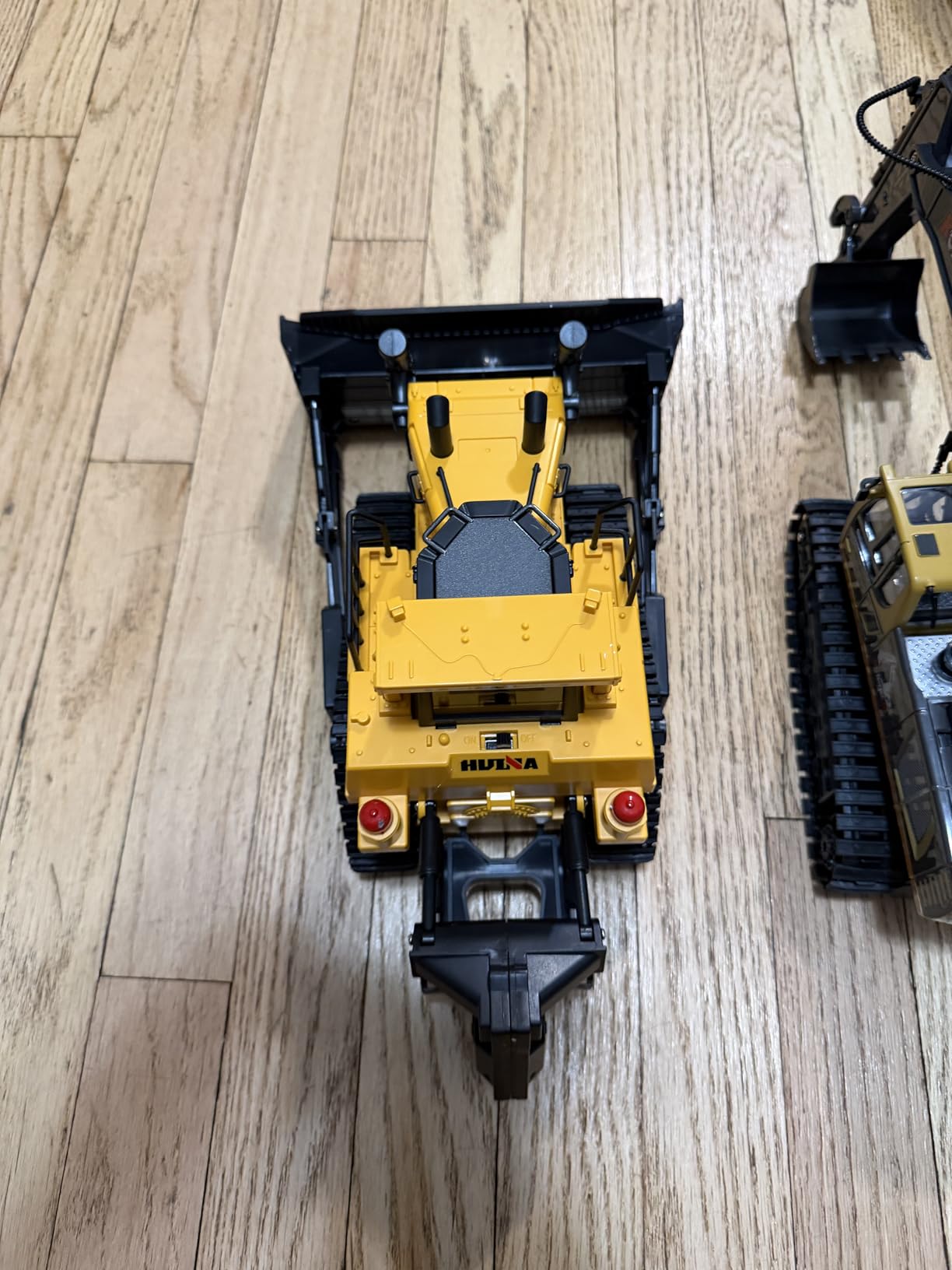 fisca Remote Control Bulldozer RC 1/16 Full Functional Construction Vehicle, 2.4Ghz 11 Channel Dozer Front Loader Toy with Light and Sound for Kids Age 6, 7, 8, 9, 10 and Up Years Old customer photo 2