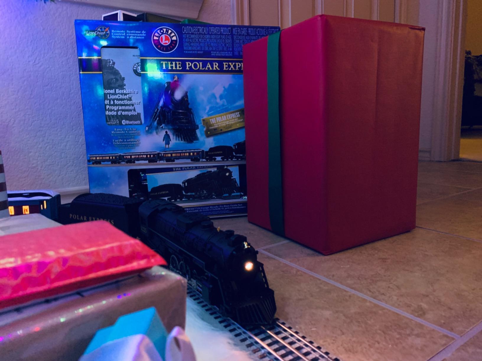 Lionel The Polar Express Electric O Gauge Bluetooth 5.0 Model Train Set with Remote customer photo 3