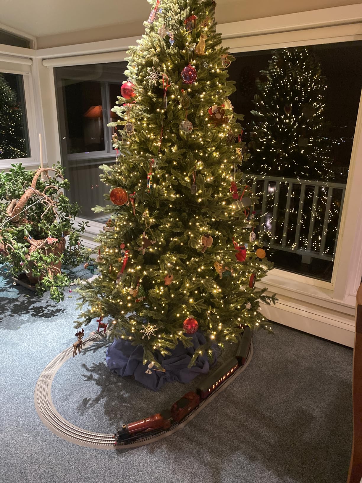 Lionel Hogwarts Express LionChief 5.0 Electric O Gauge Train Set with Bluetooth & Remote customer photo 1