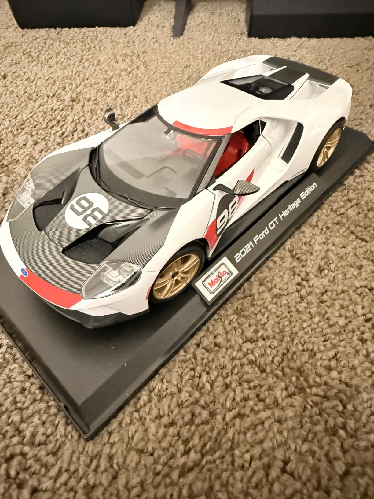 2021 Ford GT #98 White Heritage Edition 1/18 Diecast Model Car by Maisto customer photo 1