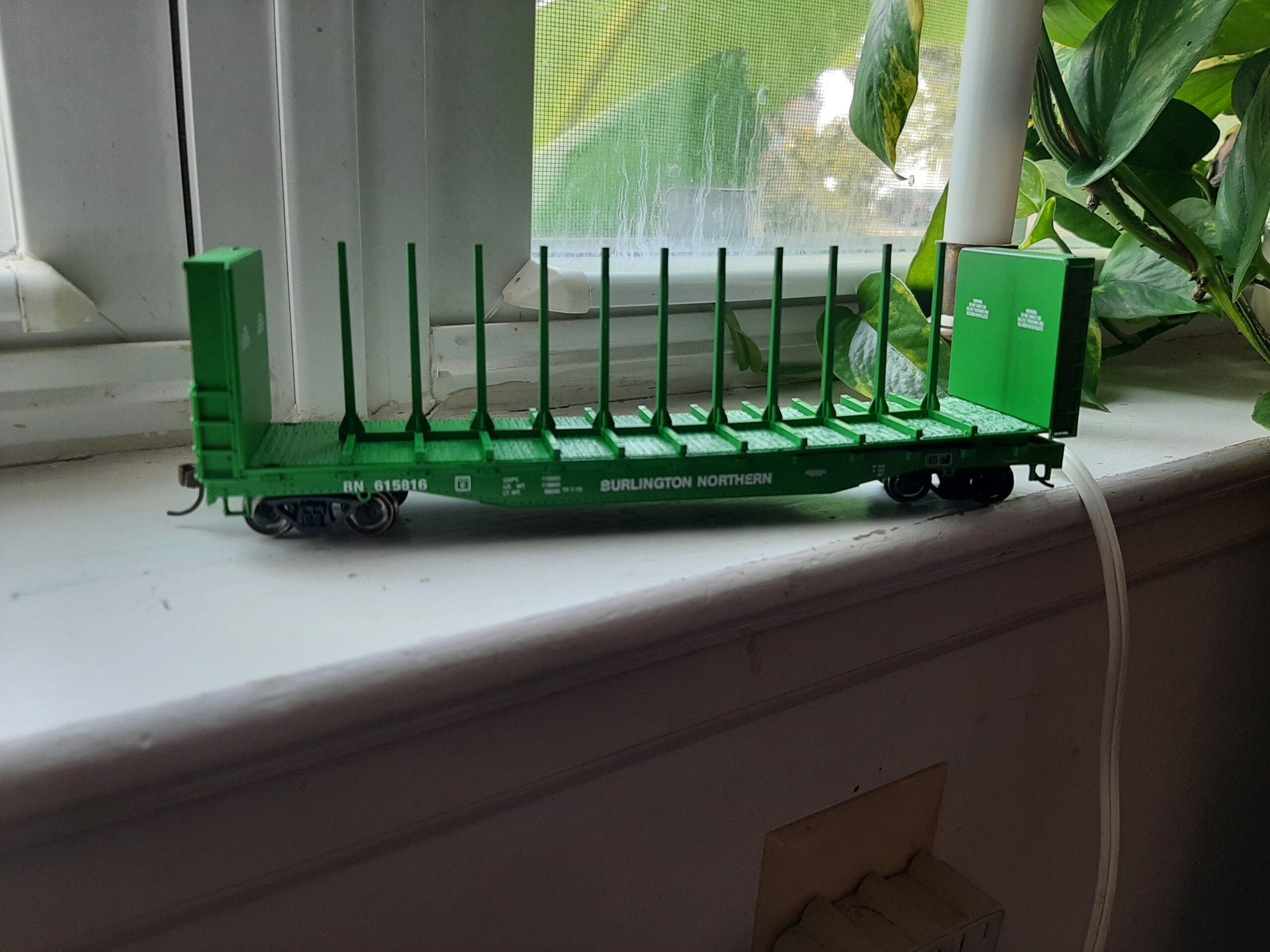 Bachmann Trains - 52' Center-Beam FLATCAR with BULKHEADS - Burlington Northern #615816 - HO Scale customer photo 1