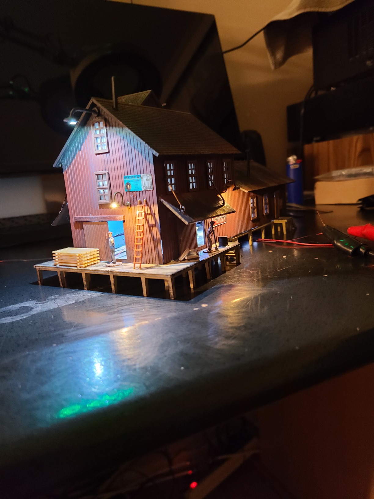 Evemodel 10pcs Model Railway 1:87 Hanging Lamp Outdoor Wall Goose Neck Light HO Scale LED customer photo 1