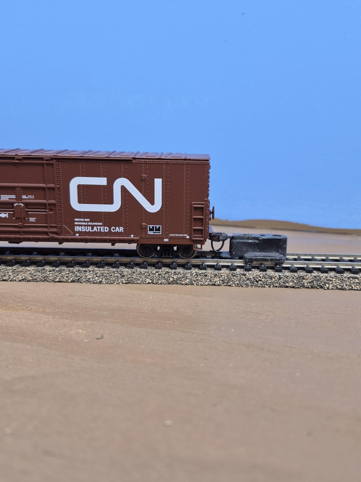 Walthers Trainline Insulated Boxcar-Ready to Run-Union Pacific(R) 931-1805 HO Scale Model Railroad - Freight Model customer photo 1