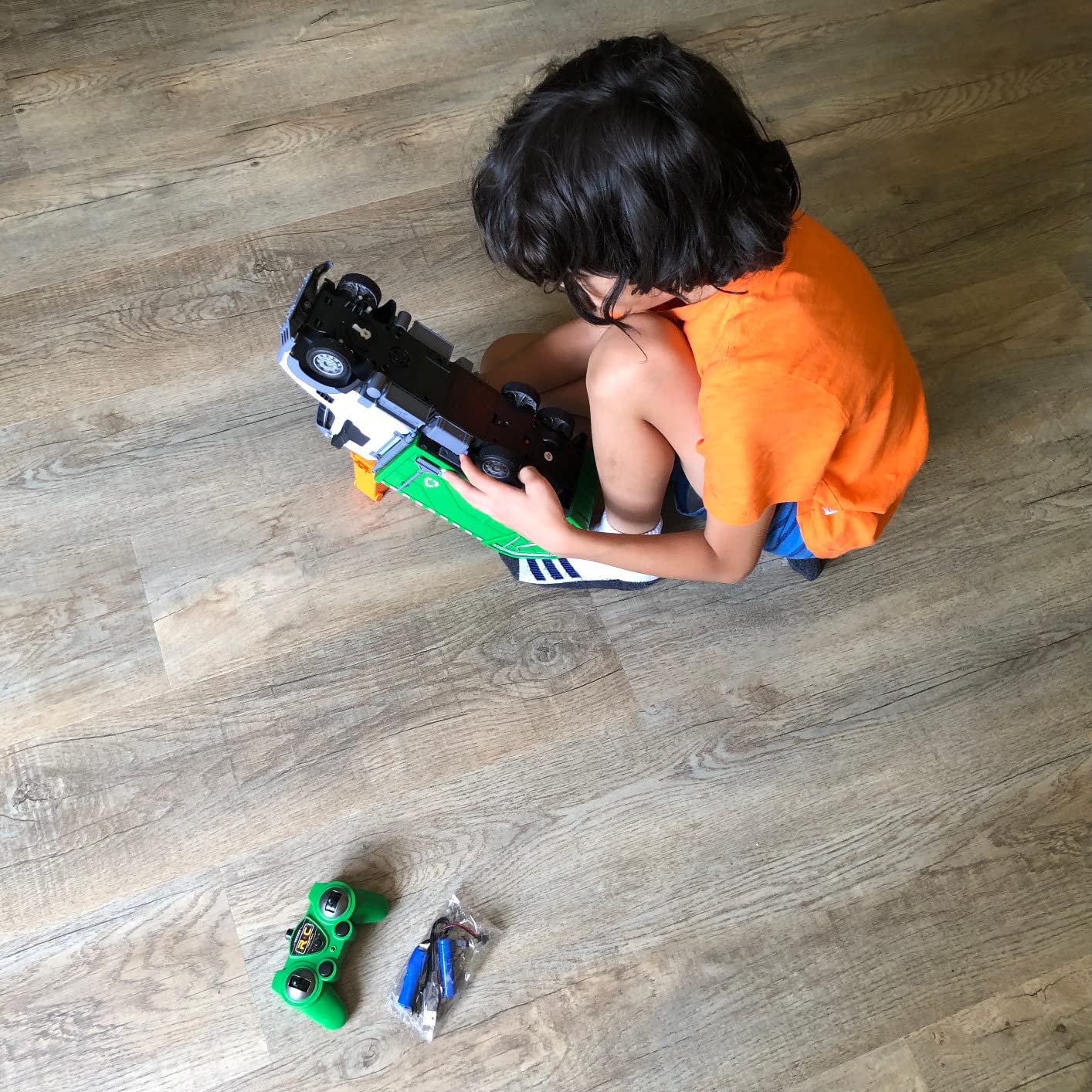 2.4Ghz Remote Control Garbage Truck Toy With Trash Bin and Real Lights - 1/24 Scale 6 Channel Rechargeable RC Recycling Truck Gift for Boys and Kids customer photo 1