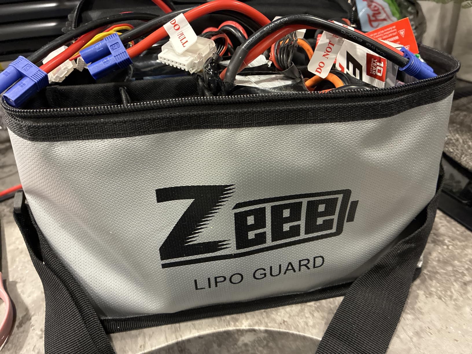 Zeee Lipo Safe Bag Battery Fireproof Large Capacity Storage Guard Battery Safey Pouch for Storage Charging - 10 Cell Adjustable(10.6x6.7x6.7in) customer photo 1