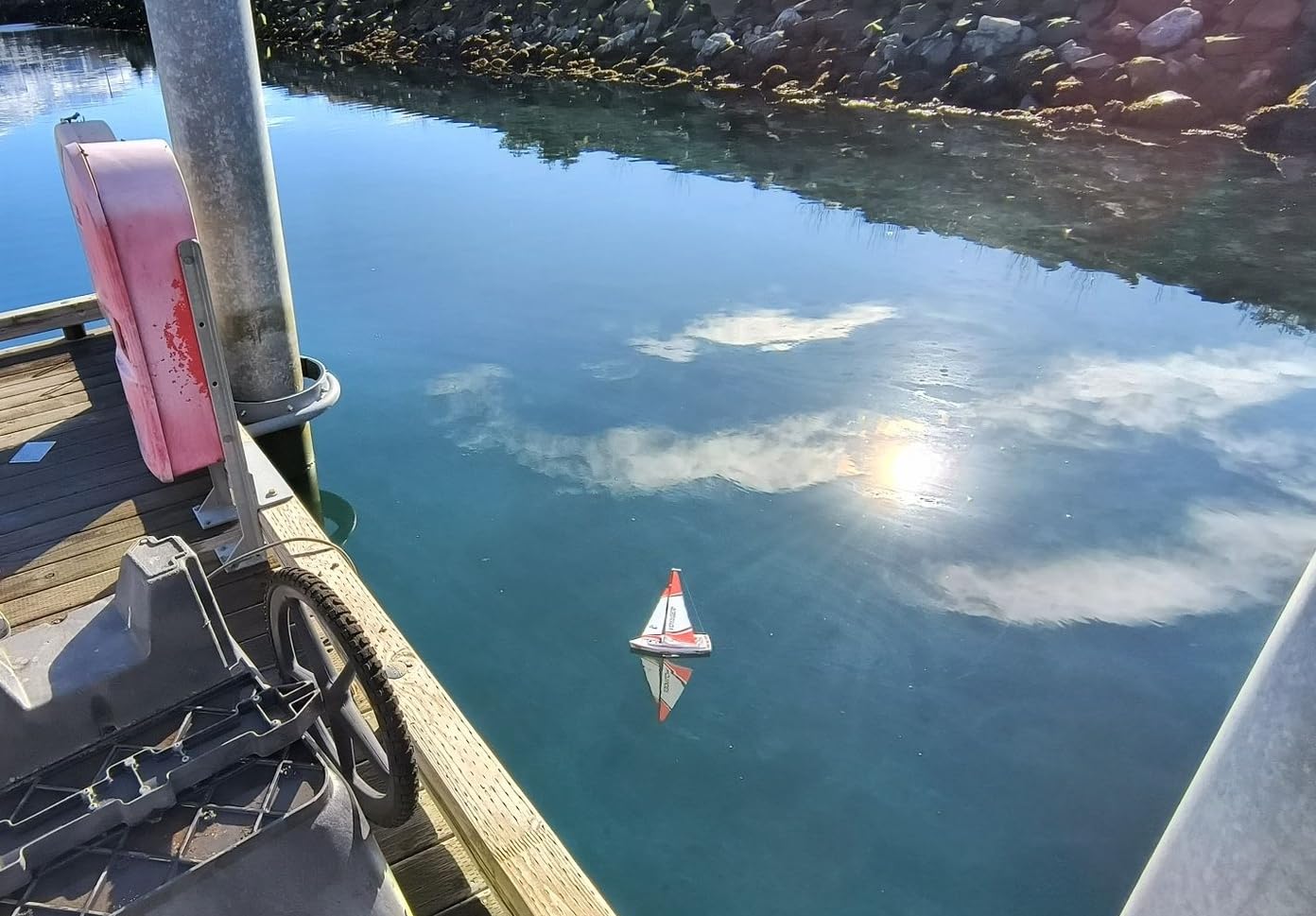 Voyager 280 2.4GHz RC Motor Powered Sailboat in Blue - 17.5