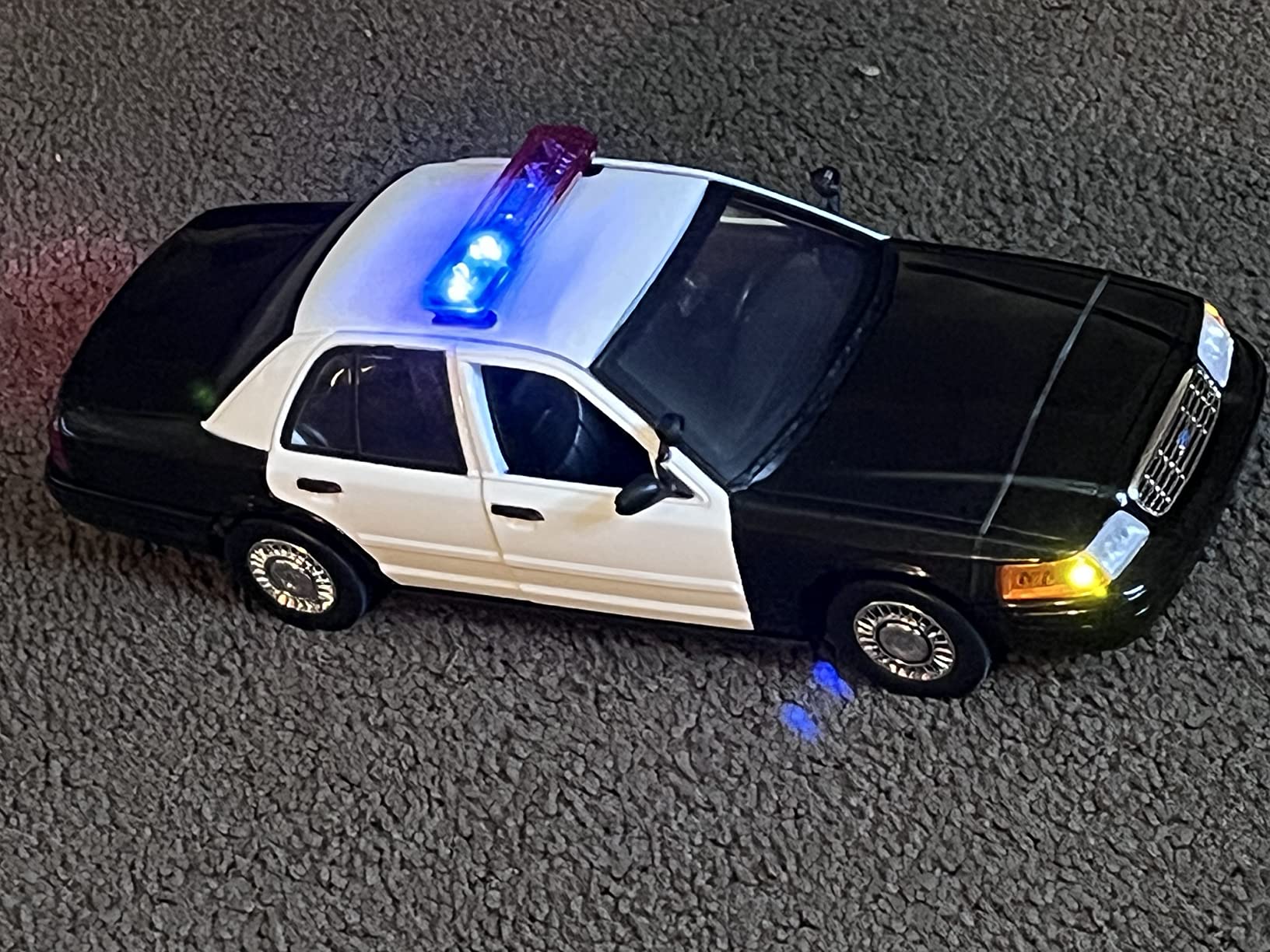 Motormax 1:18 2001 Ford Crown Victoria Police Light & Sound UNMARKED White 73992 (Black) customer photo 1
