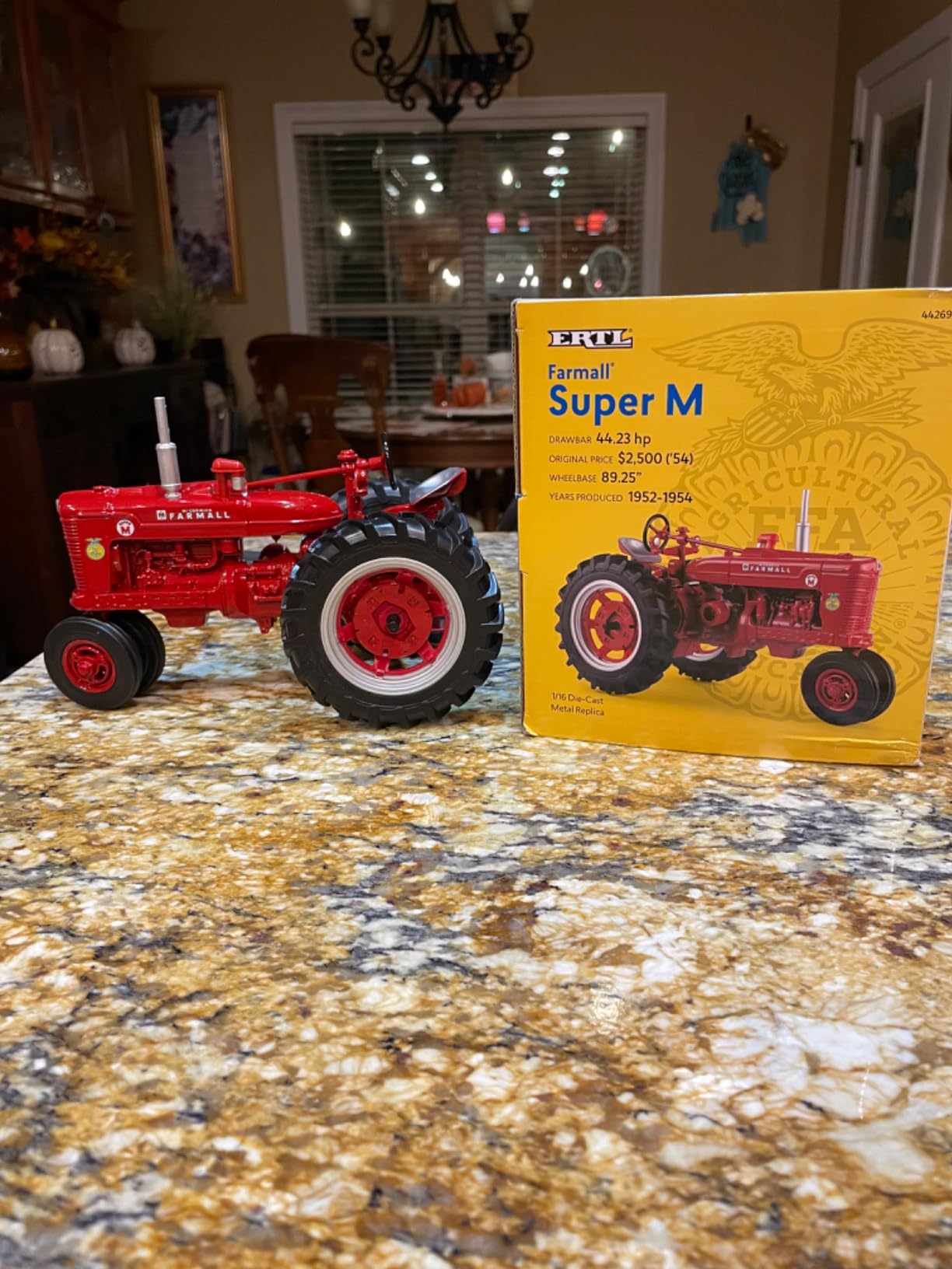 ERTL 1/16 Farmall Super M Narrow Front with FFA Logo 44269 customer photo 1
