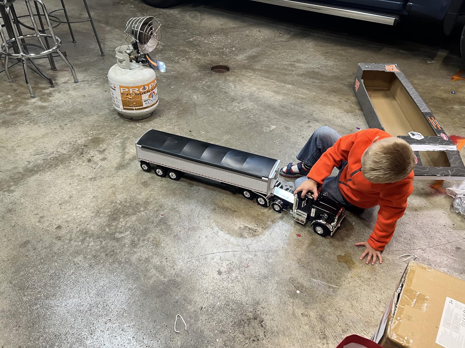 Big Farm Peterbilt Model 367 Semi Truck Toy - 1:16 Scale - Includes Grain Trailer - Construction Toys - Die-Cast Metal and Plastic Material - Kids Toys Ages 3 Years and Up customer photo 1