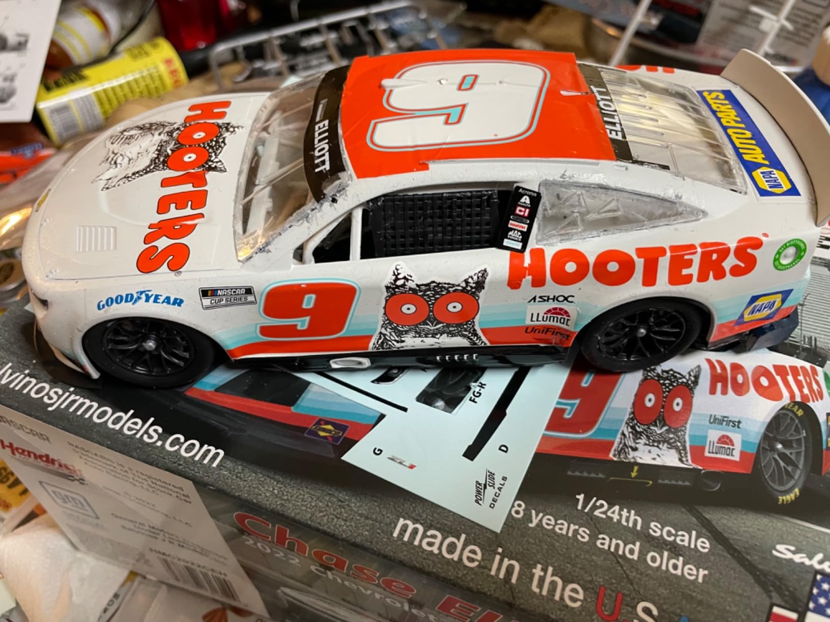 Salvinos JR Models HMC2022CEH 1/24 Scale 2022 Chase Elliott #9 Hooters Plastic Model Kit - Assembly Required customer photo 1