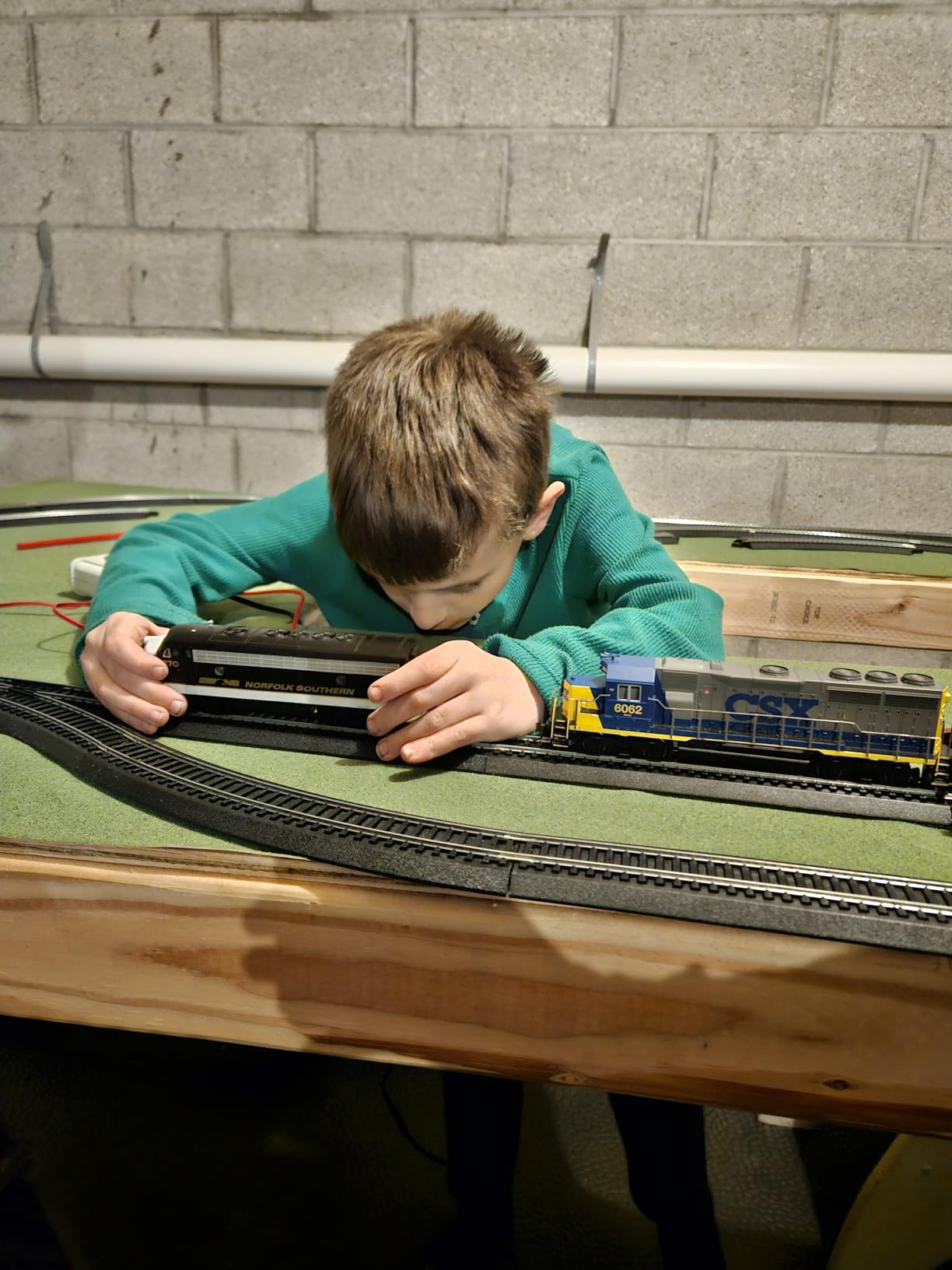 Bachmann Trains - EMD GP40 - DCC Equipped Diesel Locomotive - CSX® #6062 (Bright Future) - HO Scale customer photo 2