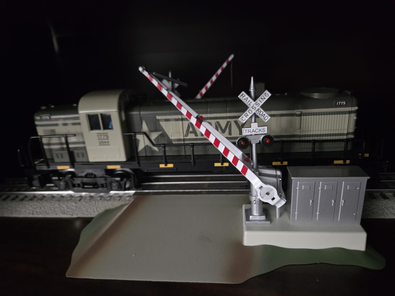 Lionel Army Freight Electric O Gauge Bluetooth 5.0 Train Set with Remote customer photo 1