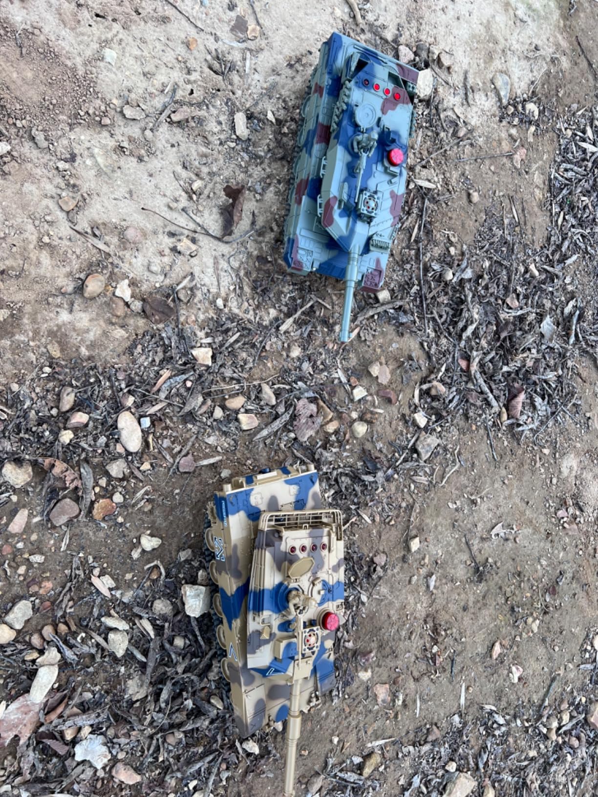 Supdex 1/24 RC Battle Tank Set, Remote Control USA M1A2 and Ger Leopard II Army Toy That Shoots for Kids and Adults, 2.4G Tank Model Toy for Boys Age 6+ Year Old with Sound Effects, Lights and Smoke customer photo 2