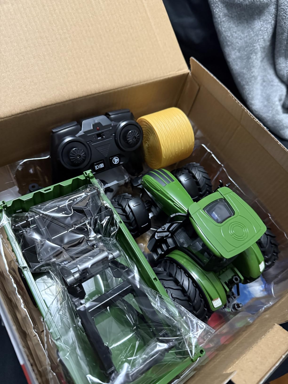 Uarzt Remote Control Tractor Toy with Trailer | Metal Front & Front Loader Farm Vehicle Set with Lights & 8-Wheel Design, RC Tractor Truck for Boys Ages 3-9, Fun Farm Toy Gift for Kids customer photo 2