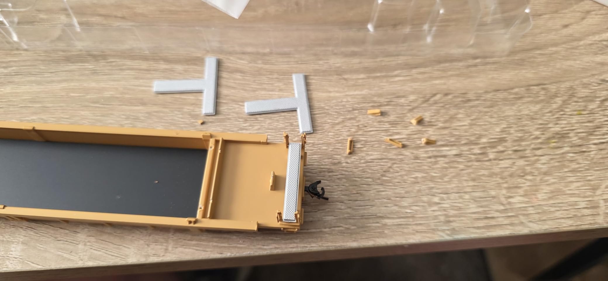 Evemodel C8749 1pc HO Scale 40ft Well Car 1:87 Concave Bottom 40' Flat Car Wagon (1pc - Yellow) customer photo 2