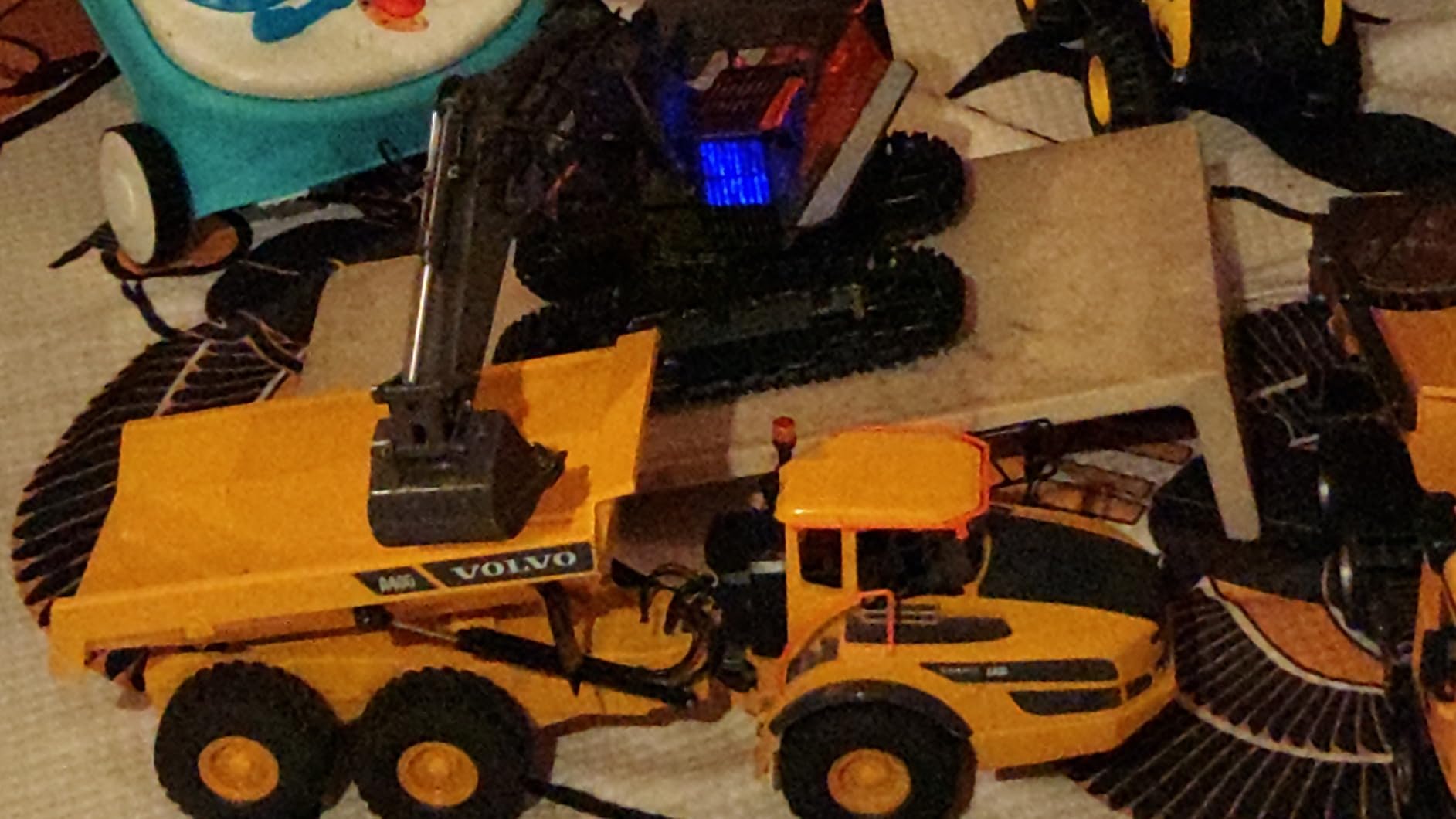 1/20 Large 23IN Electric Remote Control Dump Truck A40G, 2.4G Simulated Acoustic-Optical RC Engineering Vehicle Model Transport Vehicle, 6-Wheel Lifting Bucket Construction Truck customer photo 1