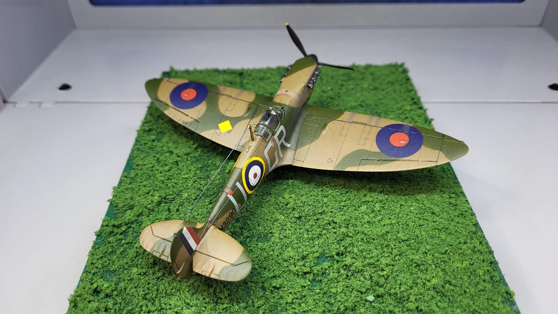 Airfix Model Airplane Kit Gift Set - A02108A Supermarine Spitfire Mk.Vc, Plastic Plane Model Kits for Adults & Kids 14+, Skill Level 1, 1:72 Scale WW2 Military Aircraft Models for Beginners customer photo 2