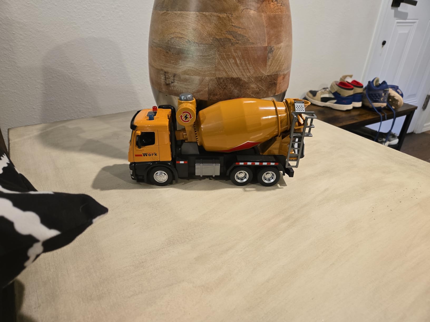 OANMYJJO Metal Cement Mixer Truck Model with Simulated Sounds and Lights, Construction Truck Toy for Boys Ages 3 and Up customer photo 1