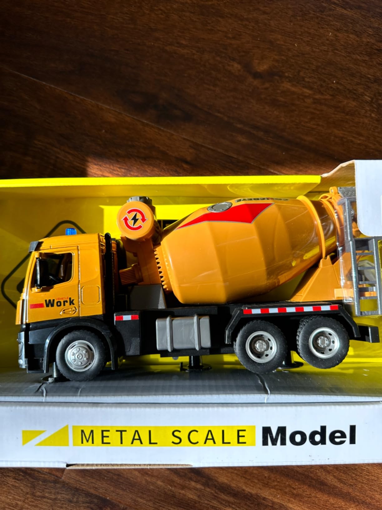 OANMYJJO Metal Cement Mixer Truck Model with Simulated Sounds and Lights, Construction Truck Toy for Boys Ages 3 and Up customer photo 2