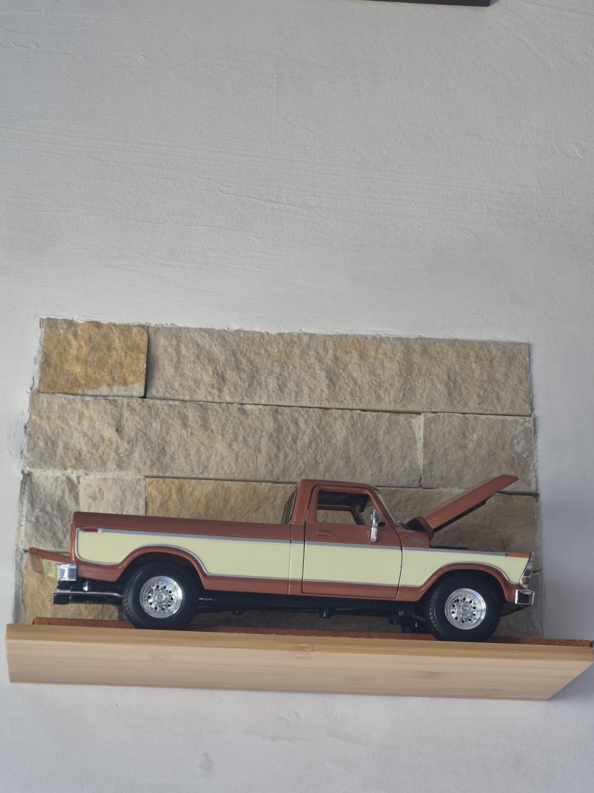 Maisto 1:18 Scale Model Compatible with Ford Replica Miniature Model Classic Vintage Collectible F150 Pick-up 1979 (Cream) customer photo 1
