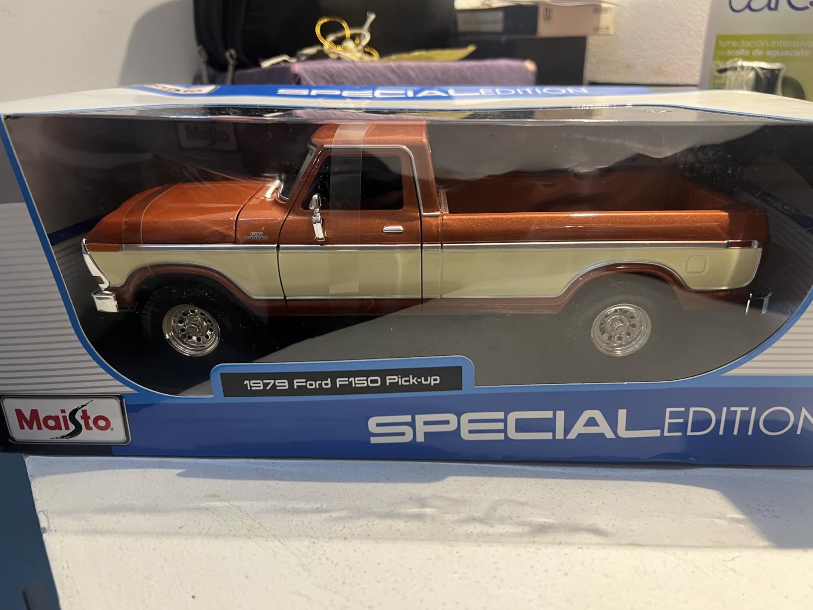 Maisto 1:18 Scale Model Compatible with Ford Replica Miniature Model Classic Vintage Collectible F150 Pick-up 1979 (Cream) customer photo 2