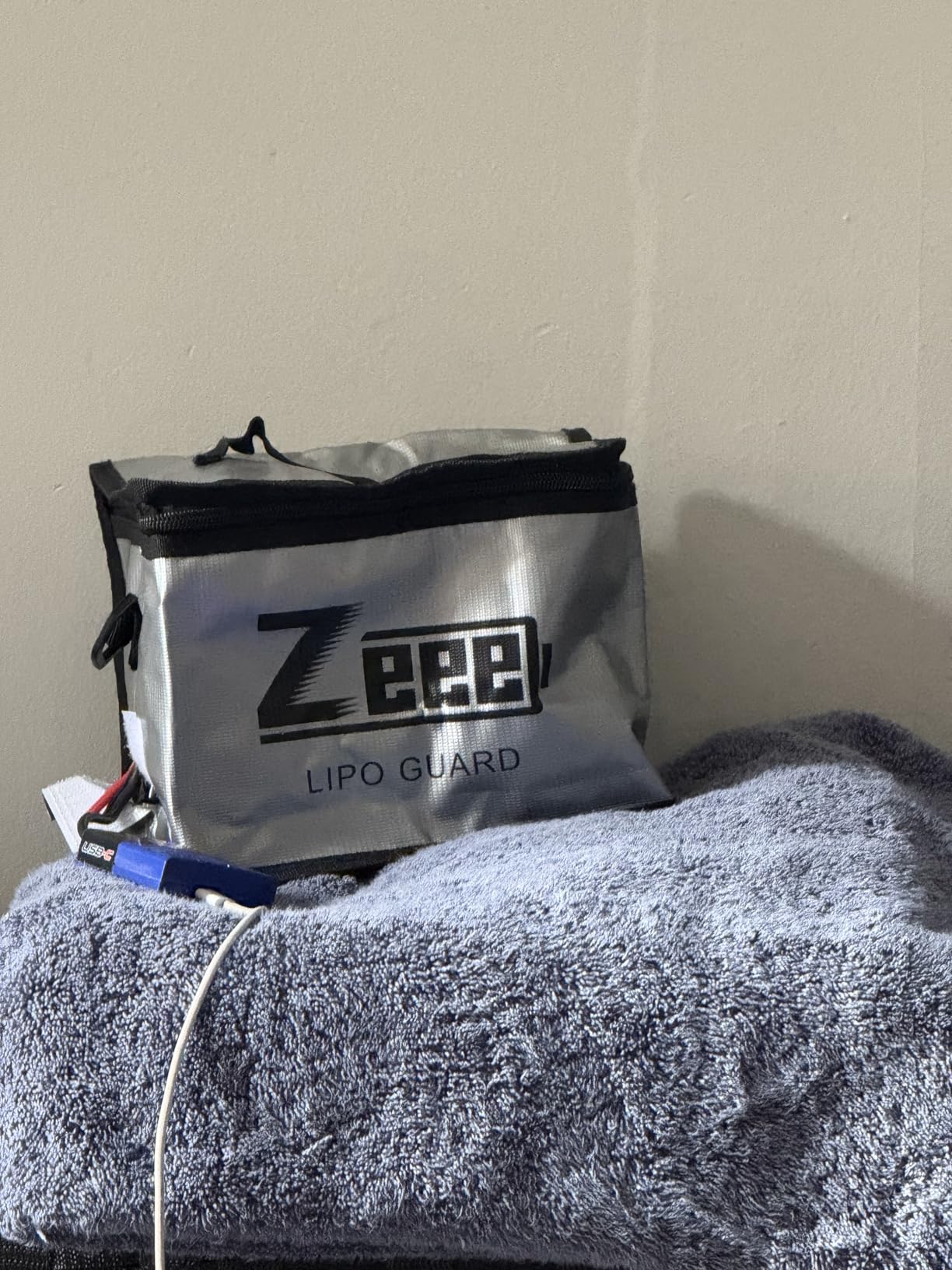 Zeee Lipo Battery Bag Fireproof Explosionproof Safe Bag Extra Large Capacity Lipo Battery Storage Guard Safe Pouch for Charge & Storage(14.17 * 7.87 * 9.84in) - Large Size customer photo 1