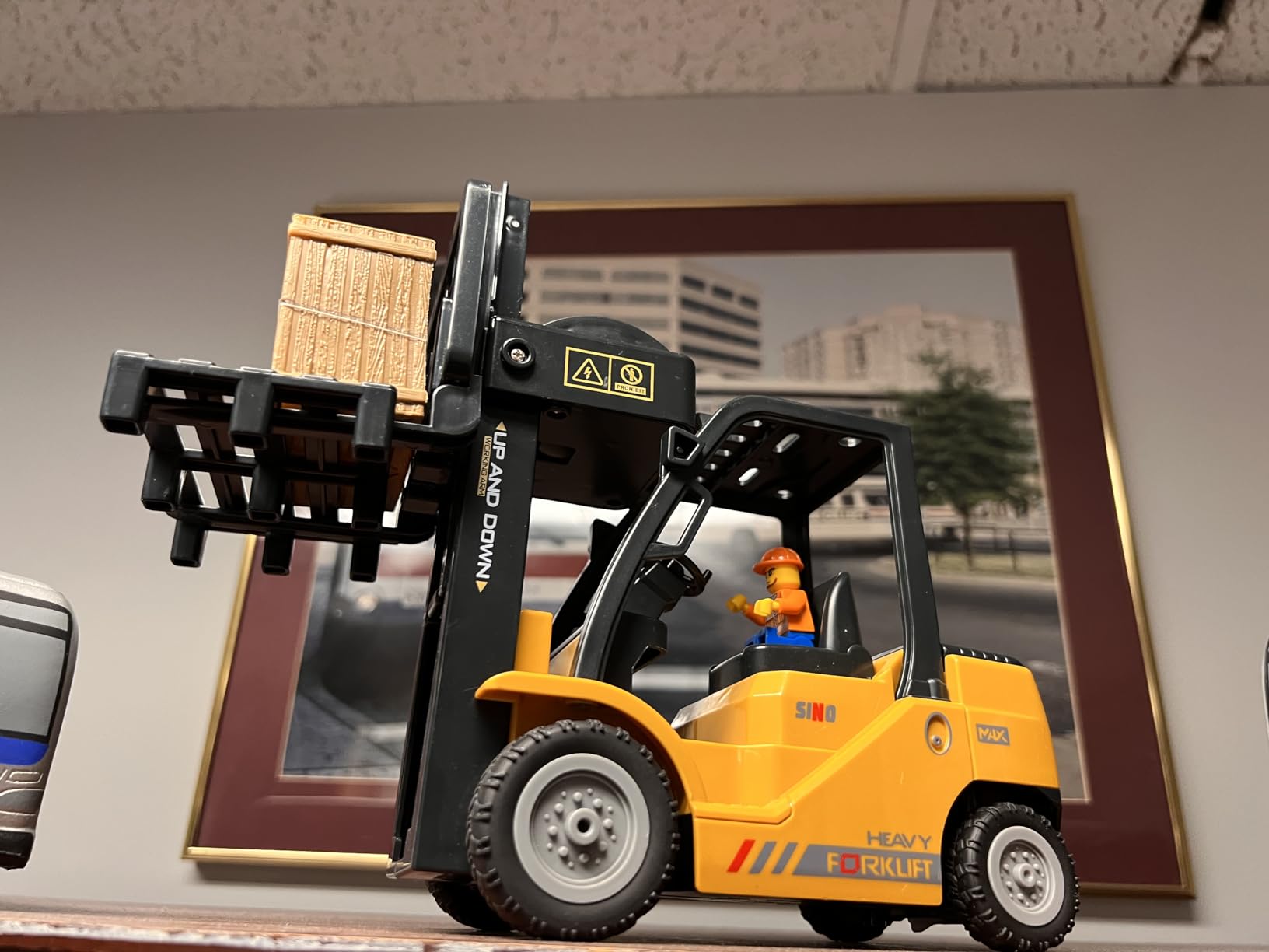 2.4Ghz Remote Control Forklift Toys,RC Forklift Truck with Spray, Cool Lights,Sound,1/24 Scale 11 Channel Rechargeable Construction Toys Gift for Kids customer photo 1