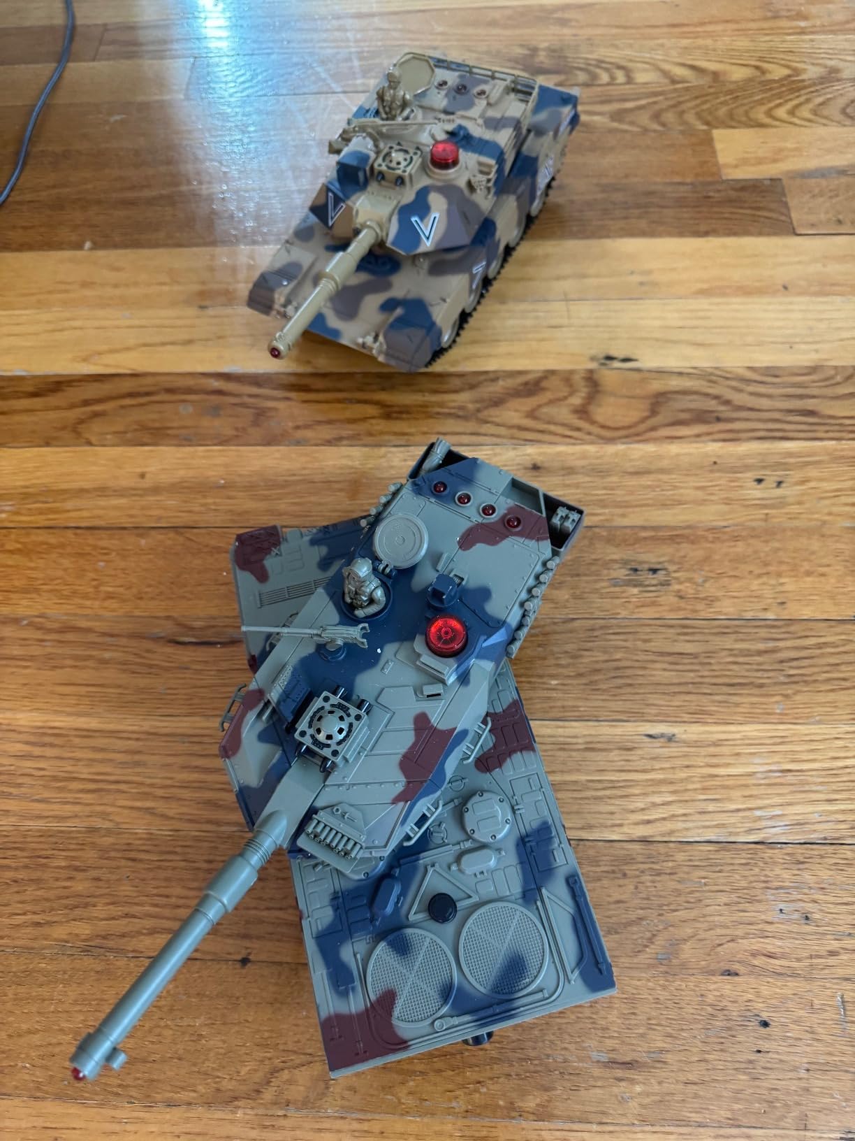 RC Tank Set, 1/24 Scale Army Battle Tanks with Life Indicators and Spray, 35 Mins Playtime Remote Control Military Toys, Set of 2 RC Vehicles for Kids and Adults customer photo 1