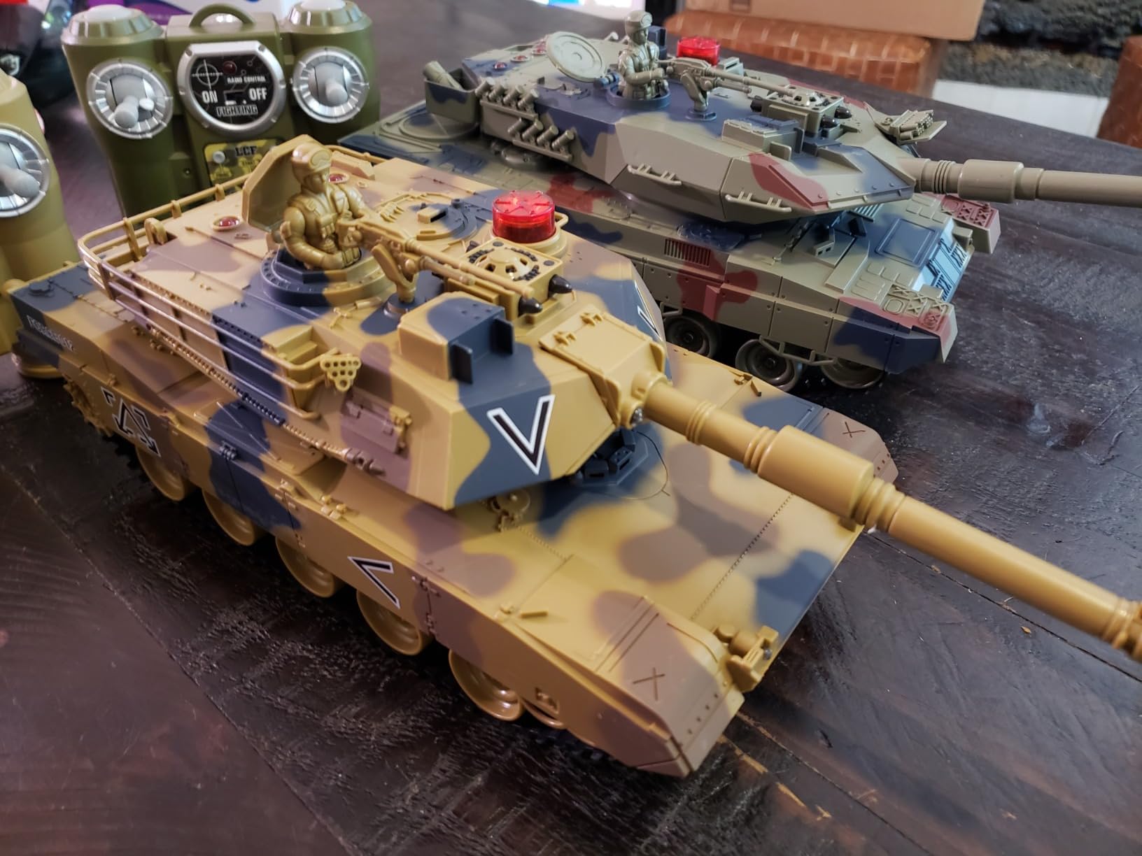 RC Tank Set, 1/24 Scale Army Battle Tanks with Life Indicators and Spray, 35 Mins Playtime Remote Control Military Toys, Set of 2 RC Vehicles for Kids and Adults customer photo 2