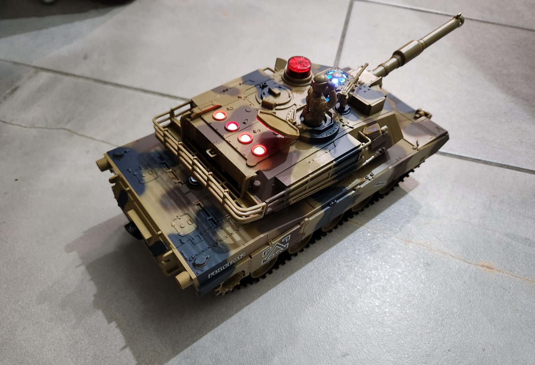 RC Tank Set, 1/24 Scale Army Battle Tanks with Life Indicators and Spray, 35 Mins Playtime Remote Control Military Toys, Set of 2 RC Vehicles for Kids and Adults customer photo 4