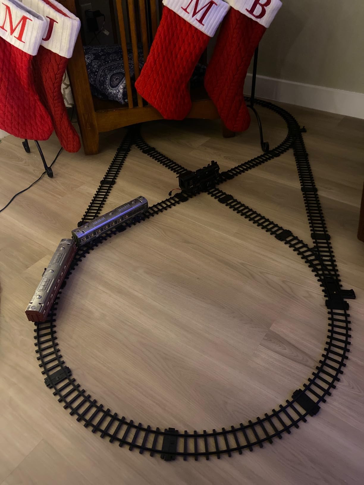 Hot Bee Train Set, Remote Control Train Toys with Luxury Track & Glowing Passenger Carriages, Metal Christmas Tree Train with Smoke, Light and Sound, Toy Train Set for 3 4 5 6 7+ Years Old Boys Gifts customer photo 1